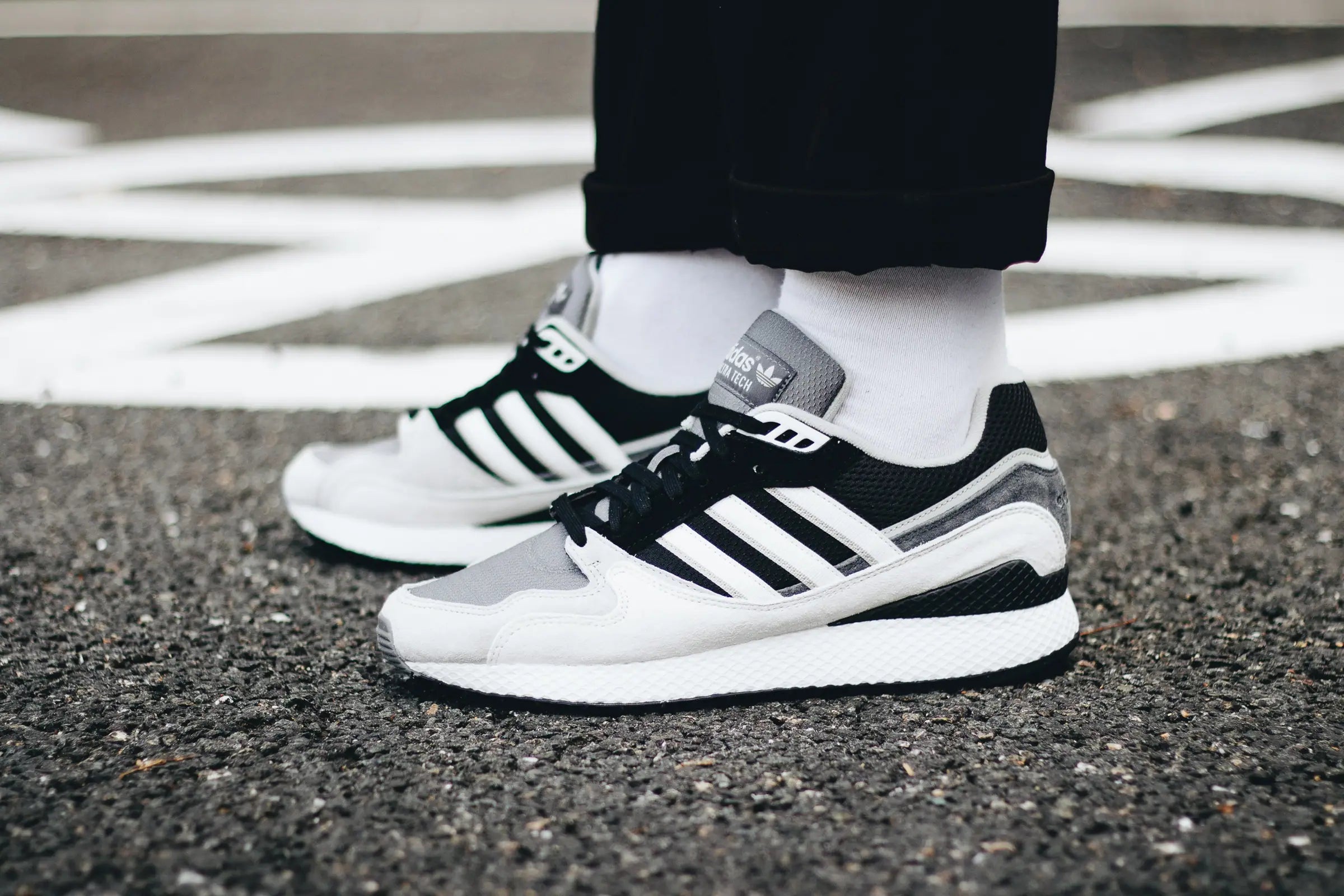 Stickabush Onfeet-Bild von einem Adidas ZX in Schwarz / Weiß in Mesh und Leder.