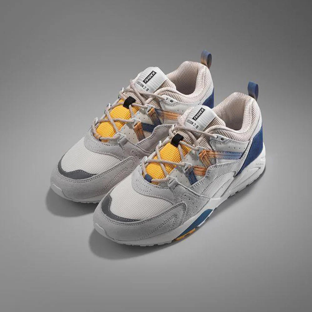 “Karhu Fusion 2.0 – Foggy Dew / True Navy. Graublauer Sneaker aus Wildleder und Mesh, mit reflektierenden Details, EVA-Zwischensohle und Karhu "M-Logo" an der Seite.“