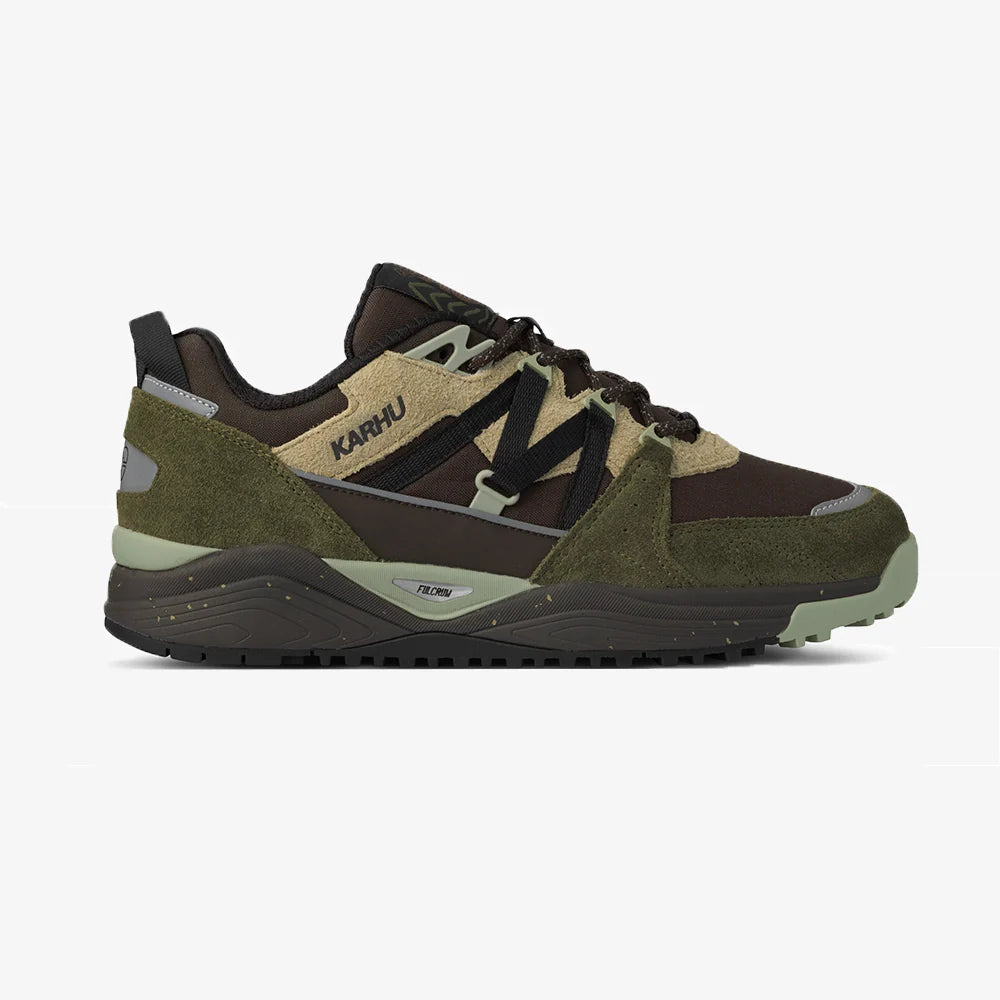 “Karhu Fusion XC Sneaker in Olive/Braun und Schwarz. Robuster Trail-Schuh aus Wildleder und Mesh, mit technischer Sohle.“