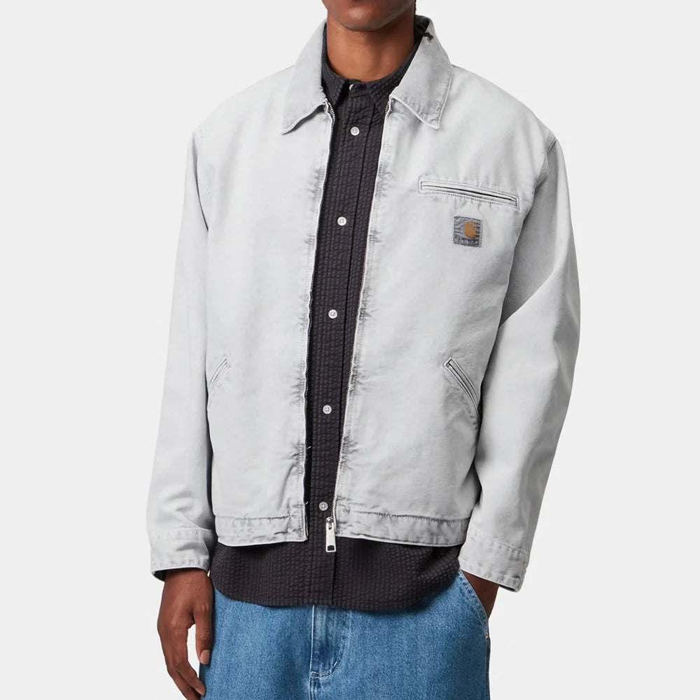 "Carhartt WIP OG Detroit Jacket – Black. Schwarze, verwaschene Jacke aus robustem Canvas, mit Kragen, Reißverschluss, Brusttasche und gewebtem Logo-Label."