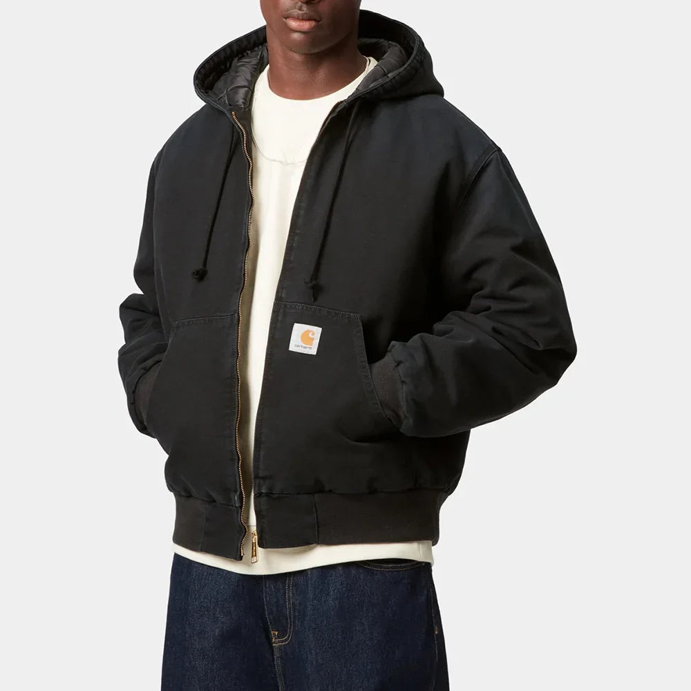 "Carhartt WIP OG Active Jacket in Schwarz, aus robustem Duck Canvas, mit Kapuze, Reißverschluss und Fronttaschen.“
