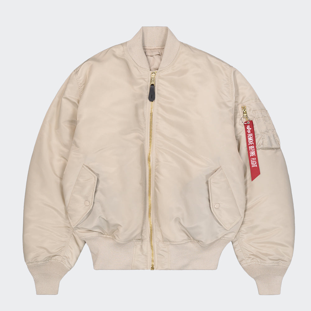 "Alpha Industries MA-1 Bomberjacke in Organic Beige, aus robustem Nylon, mit typischem Reißverschluss und Utility Pocket am Arm.“