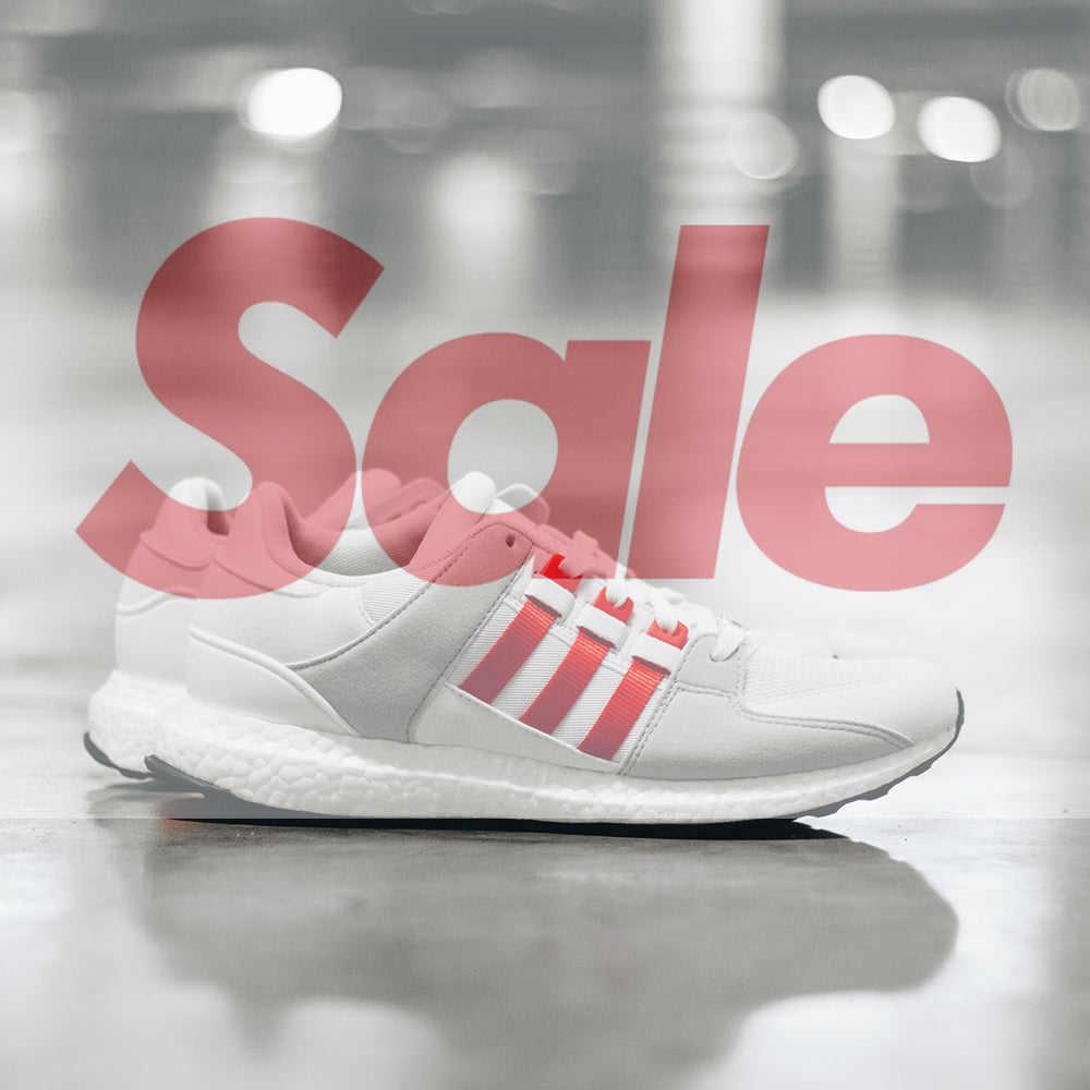 "Das Ladengeschäft und Onlineshop Stickabush bewirbt einen "Sale" und "Angebote". Verschiedene Kleidungsstücke wie T-Shirts, Hosen, Hoodies, Jacken und Sneaker sind mit reduzierten Preisen gekennzeichnet."