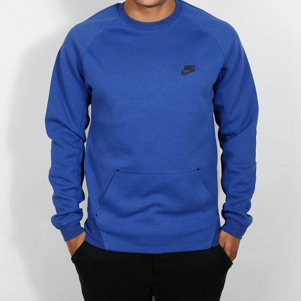 „Nike Sportswear Tech Fleece Crew Neck Sweatshirt in Deep Royal Heather, aus weichem Fleece-Material, mit Rippbündchen und Logo-Print.“