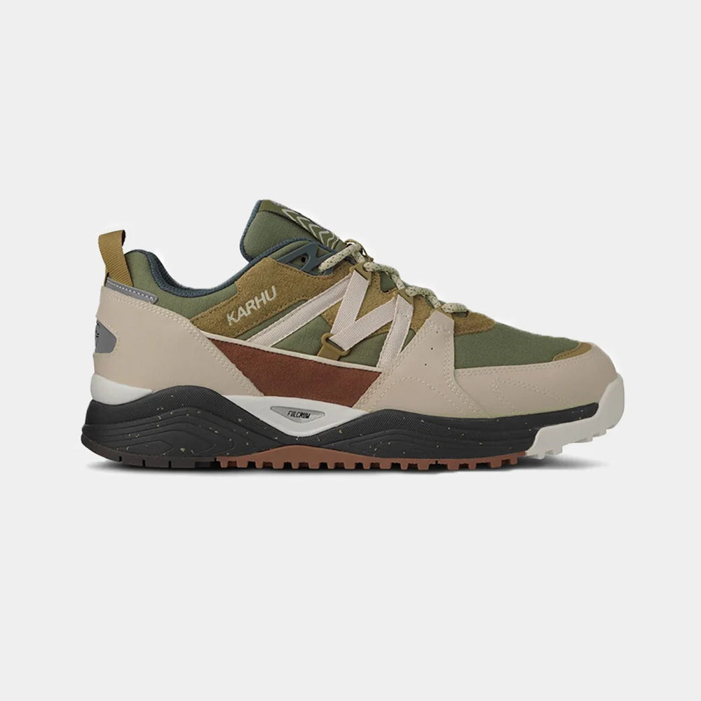 "Karhu Fusion XC in Whitecap Grey, Wildleder/Synthetik, robuster Sneaker in verschiedenen Grautönen mit Outdoor-Elementen."