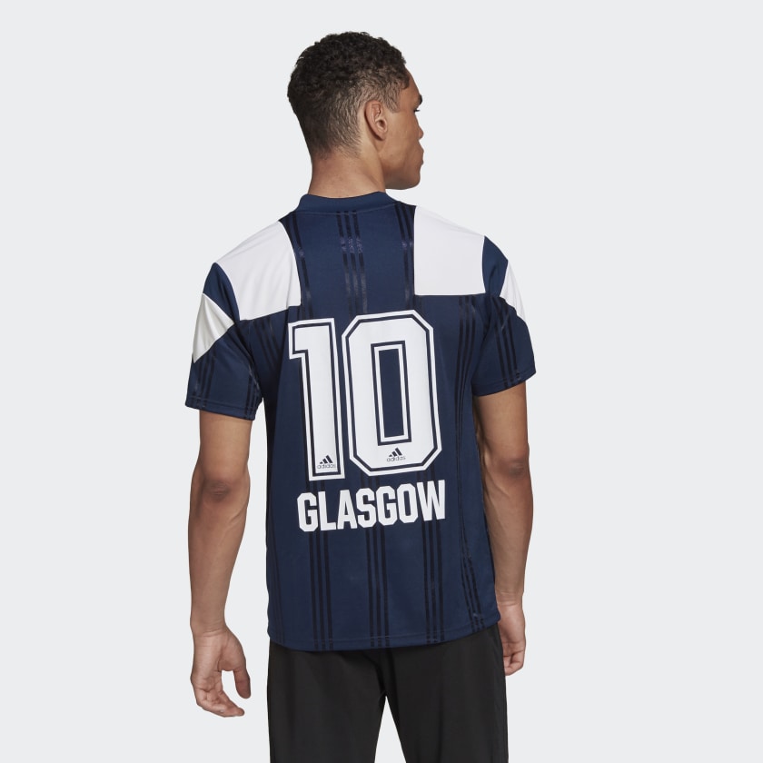 Adidas City Pack Trikot "Glasgow" in Dunkelblau (Collegiate Navy) mit weiß abgesetztem Rundhalsausschnitt und Rippbündchen. Das Jersey zeigt eine spezielle Grafik und ist Teil der City-Kollektion.