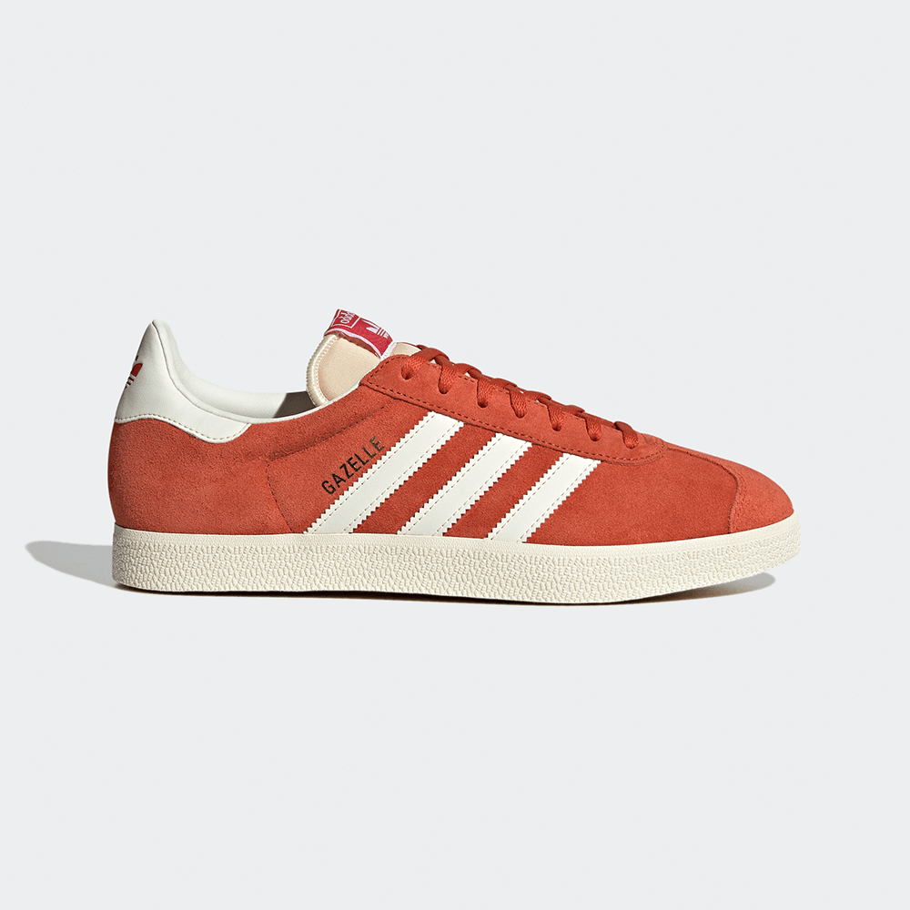 "Adidas Gazelle in Preloved Red/Off White/Cream, Wildleder, klassischer Sneaker mit weißen Streifen und cremefarbener Sohle."