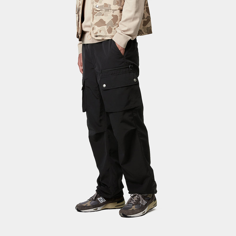 “Die Carhartt Hose Irwin Pant in Schwarz I034503_89_XX: Eine Cargo Hose Herren im Streetwear-Stil mit elastischem Bund und mehreren Taschen, darunter große Seitenklappen.“