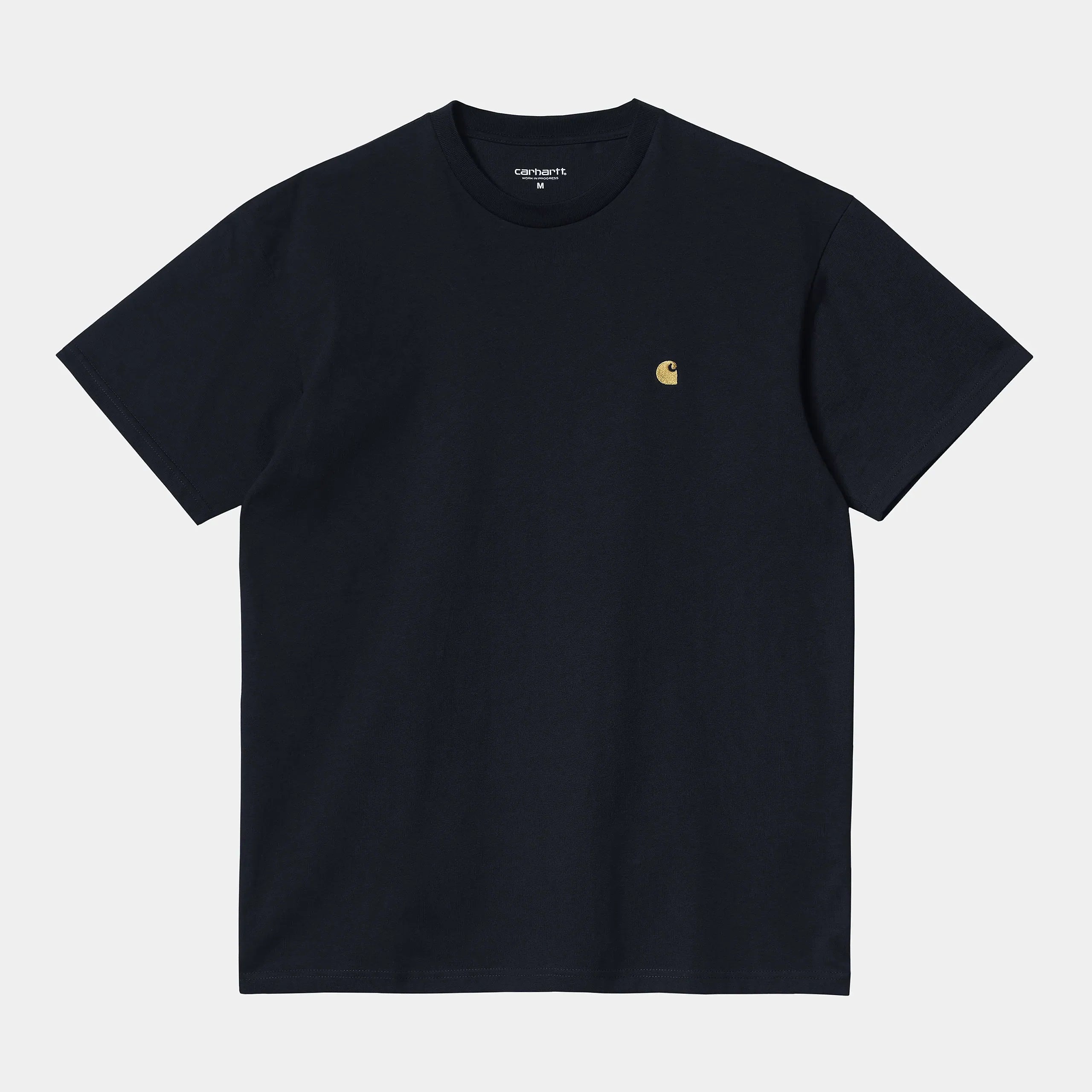 “Carhartt WIP S/S Chase T-Shirt – Black / Gold. Schwarzes Baumwoll-T-Shirt mit kurzem Arm, geripptem Rundhals und goldener Carhartt WIP Logo-Stickerei auf der Brust.“
