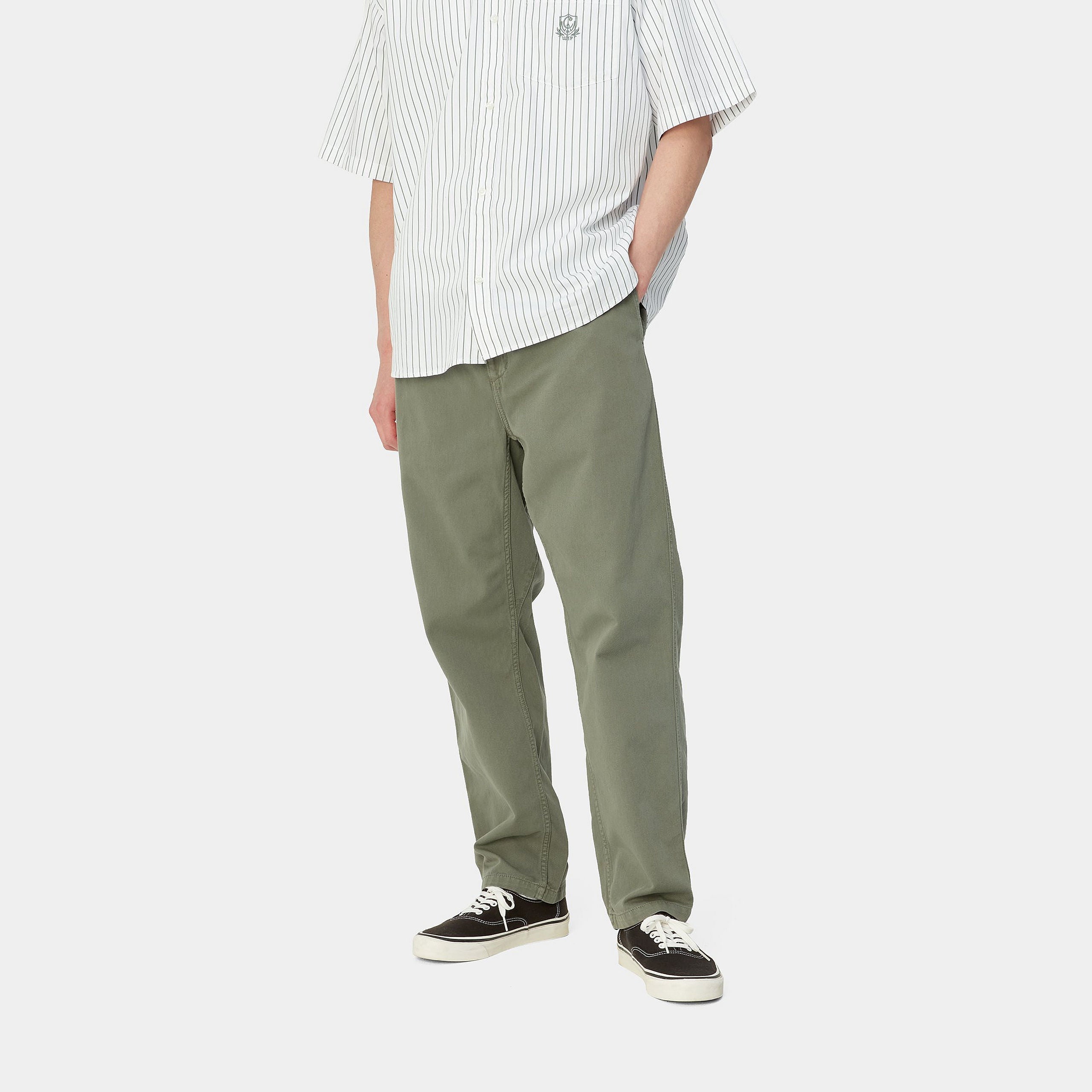 Sommerlicher Streetwear-Look bei Stickabush Berlin – Fokus auf Carhartt WIP Rainer Shorts und leichten Baumwoll-Chinos.