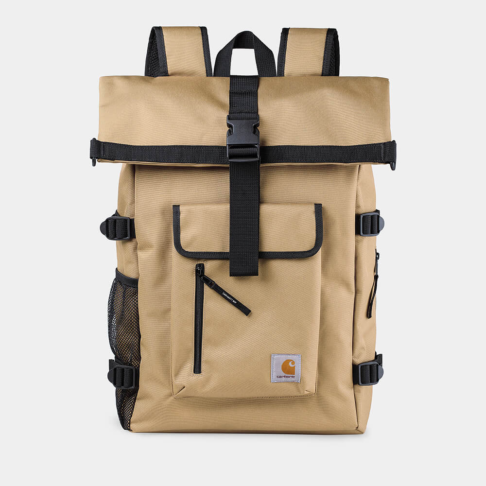 Urbaner Streetwear-Rucksack in Schwarz und Braun, präsentiert in vor einem modernen hellen Hintergrund.