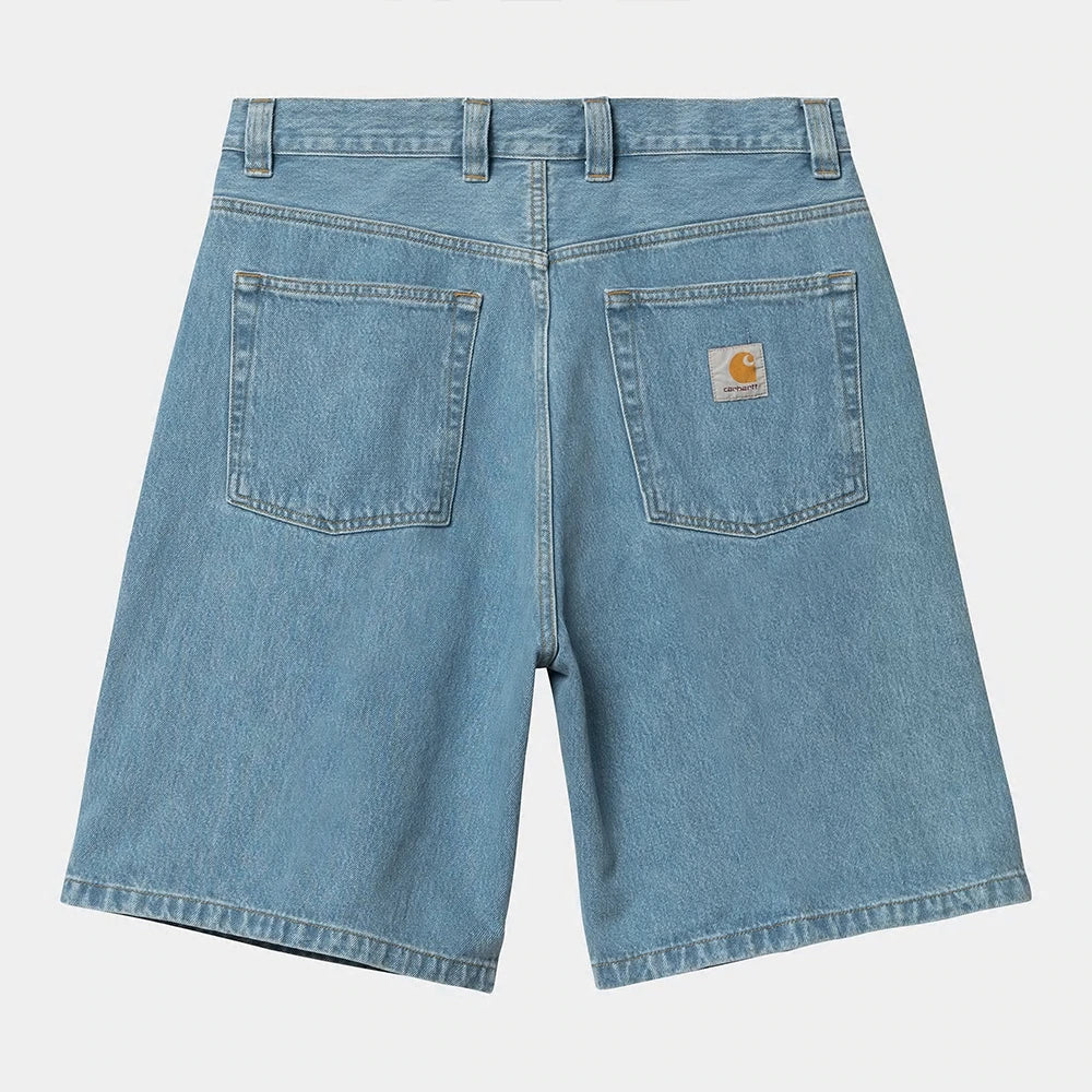 “Carhartt WIP Brandon Short – Blue (stone bleached). Blaue Denim-Shorts mit leichtem Bleaching-Effekt, klassischem 5-Pocket-Design und Carhartt WIP Patch.“