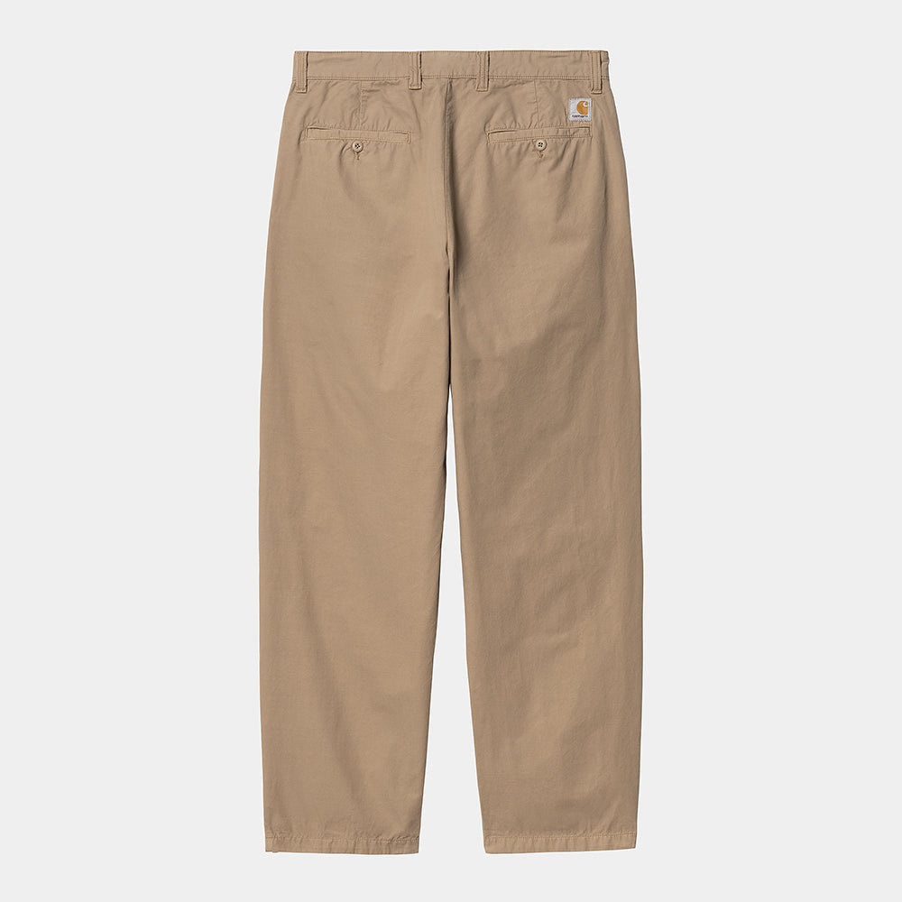 "Carhartt WIP Calder Pant – Leather. Braune Hose aus strapazierfähigem Baumwoll-Twill, locker geschnitten, mit fünf Taschen, Knopfleiste und gewebtem Carhartt WIP Logo."