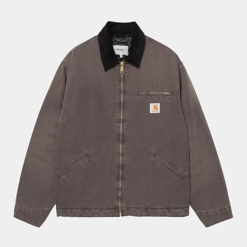 “Carhartt WIP OG Detroit Jacket – Tobacco / Black. Braune Jacke aus robustem Canvas, mit Cordkragen, Reißverschluss, Brusttasche mit Reißverschluss und Carhartt WIP Square Label.“