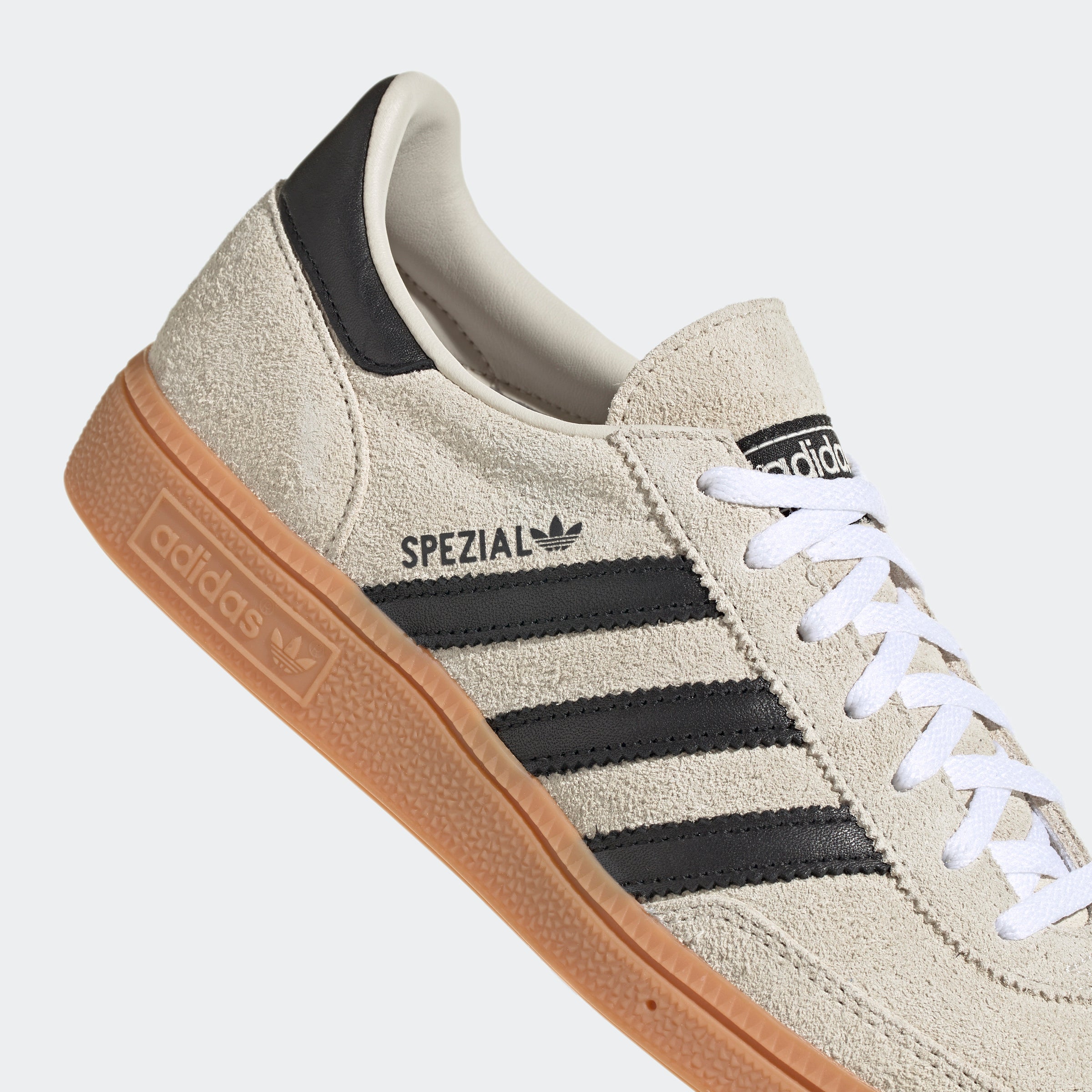 Adidas Spezial Sneaker in Beige mit schwarzen Streifen, aus Glattleder, klassischer Retro-Look mit Gummisohle.