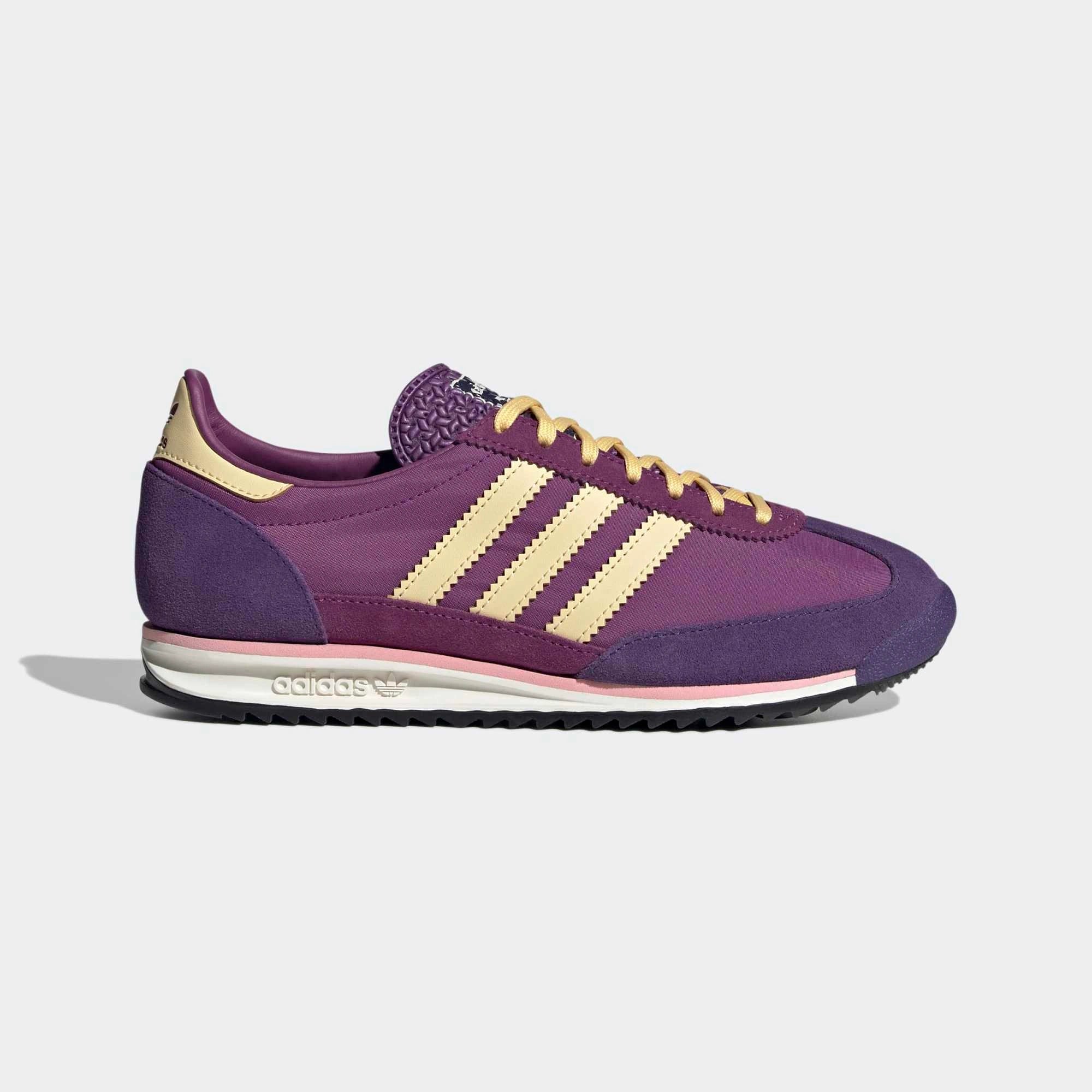 Adidas SL 72 OG Sneaker in Mauve. Gefertigt aus Nylon und Wildleder, mit orangefarbenen 3-Streifen und schwarzer Gummisohle.