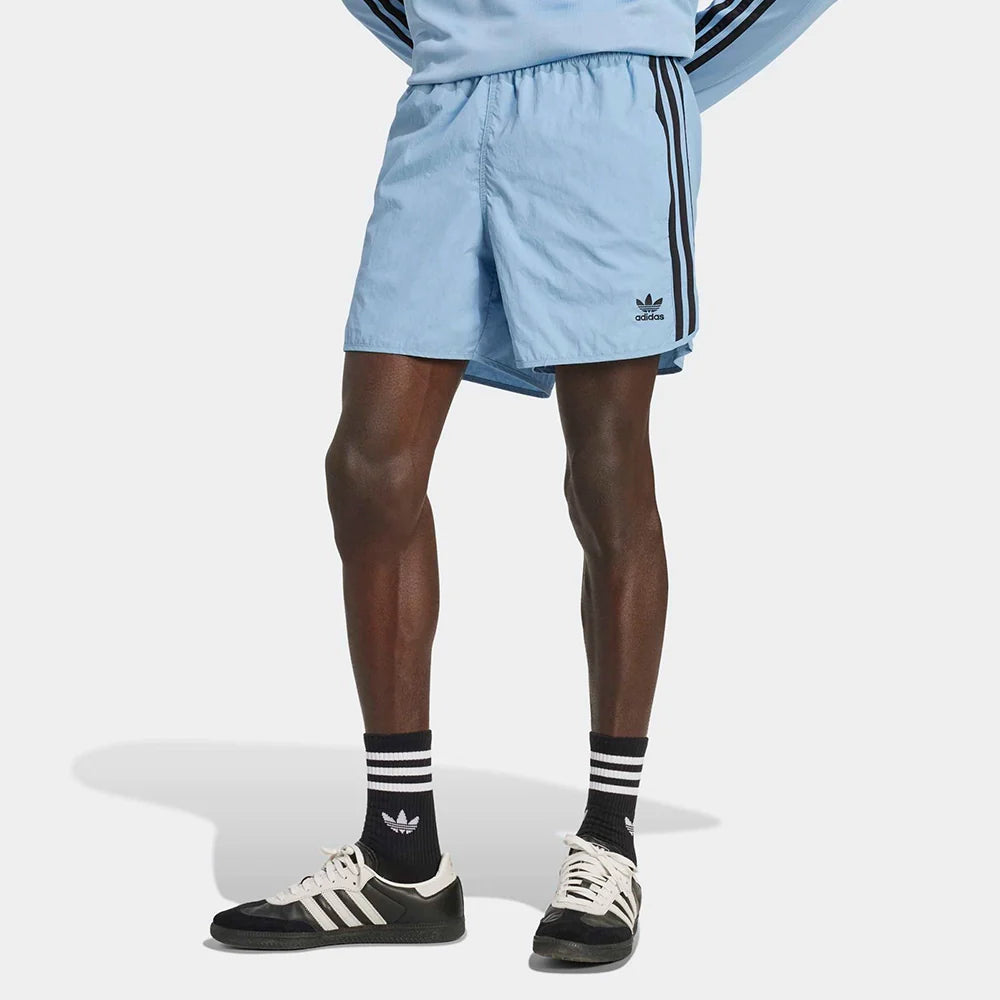 "Adidas Classics Sprinter Shorts in Ash Blue, aus leichtem Trikot-Material, mit weißen 3-Streifen und dem Trefoil-Logo am Bein.“