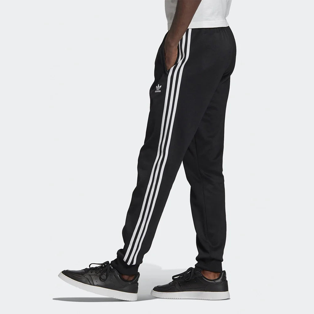 Adidas Classics SST Track Pants in Schwarz, GF0210, aus Polyester/Baumwolle, schmal geschnitten, klassische adidas Trainingshose mit Streifen.