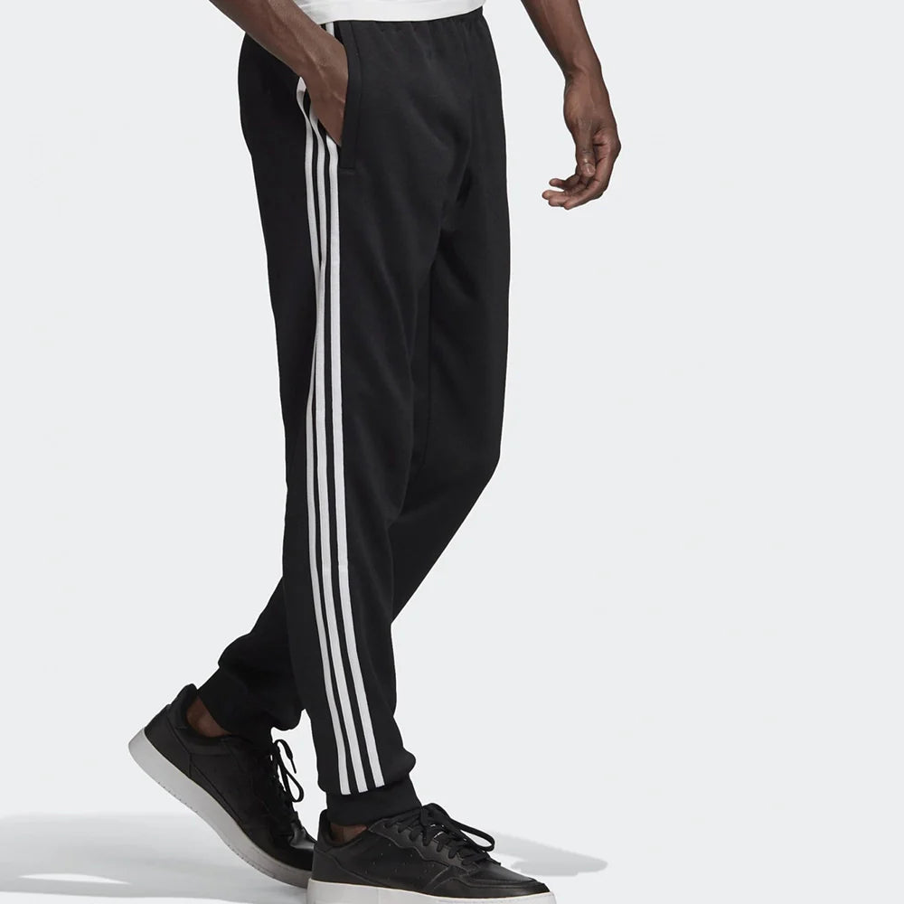 adidas Originals SST Track Pants Herren Schwarz mit weißen 3-Streifen – Streetwear Klassiker bei Stickabush Berlin