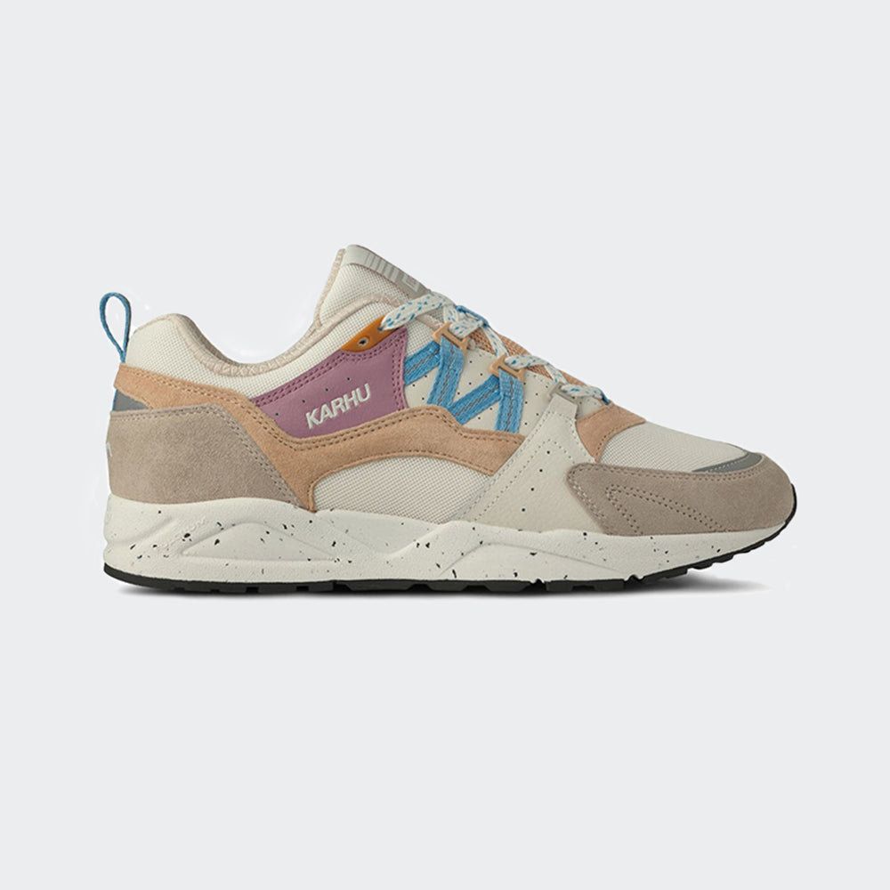 "Karhu Fusion 2.0 Sneaker in Silbergrau mit Akzenten in Blau und Pink, aus Wildleder und Mesh, von der Seite abgebildet.“