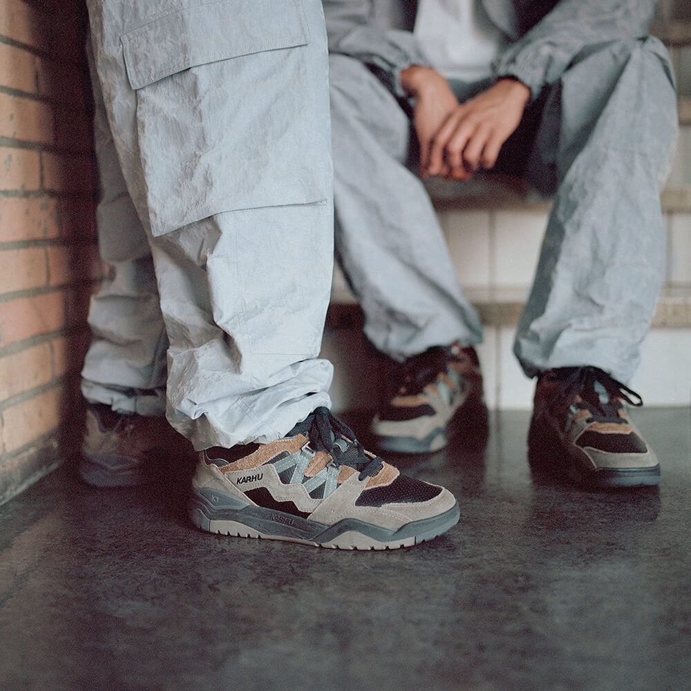 "Karhu Fusion XT in Schwarz/Laurel Wreath, Wildleder/Synthetik, sportlicher Sneaker in Schwarz mit braunen und grauen Akzenten."