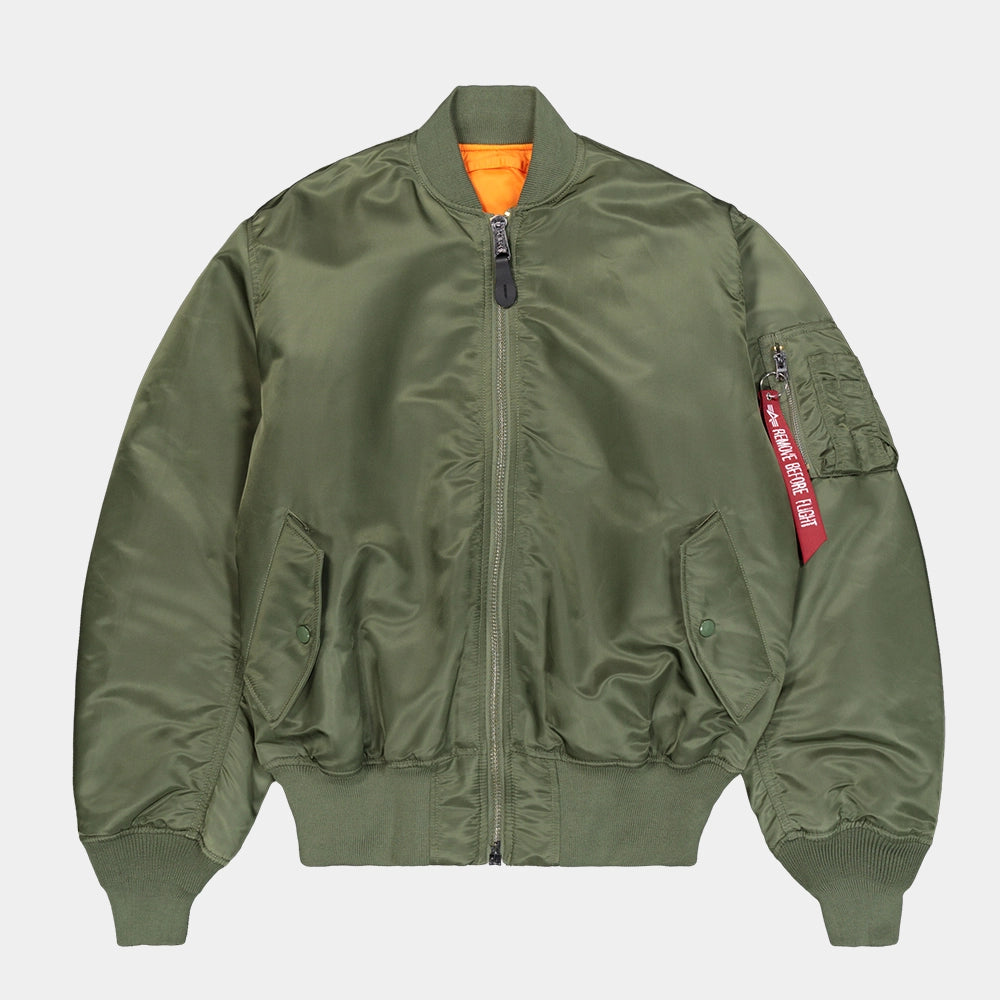 “Alpha Industries MA-1 Heritage Bomberjacke in Sage Green mit orangefarbenem Innenfutter und Utility Pocket bei Stickabush Berlin.“