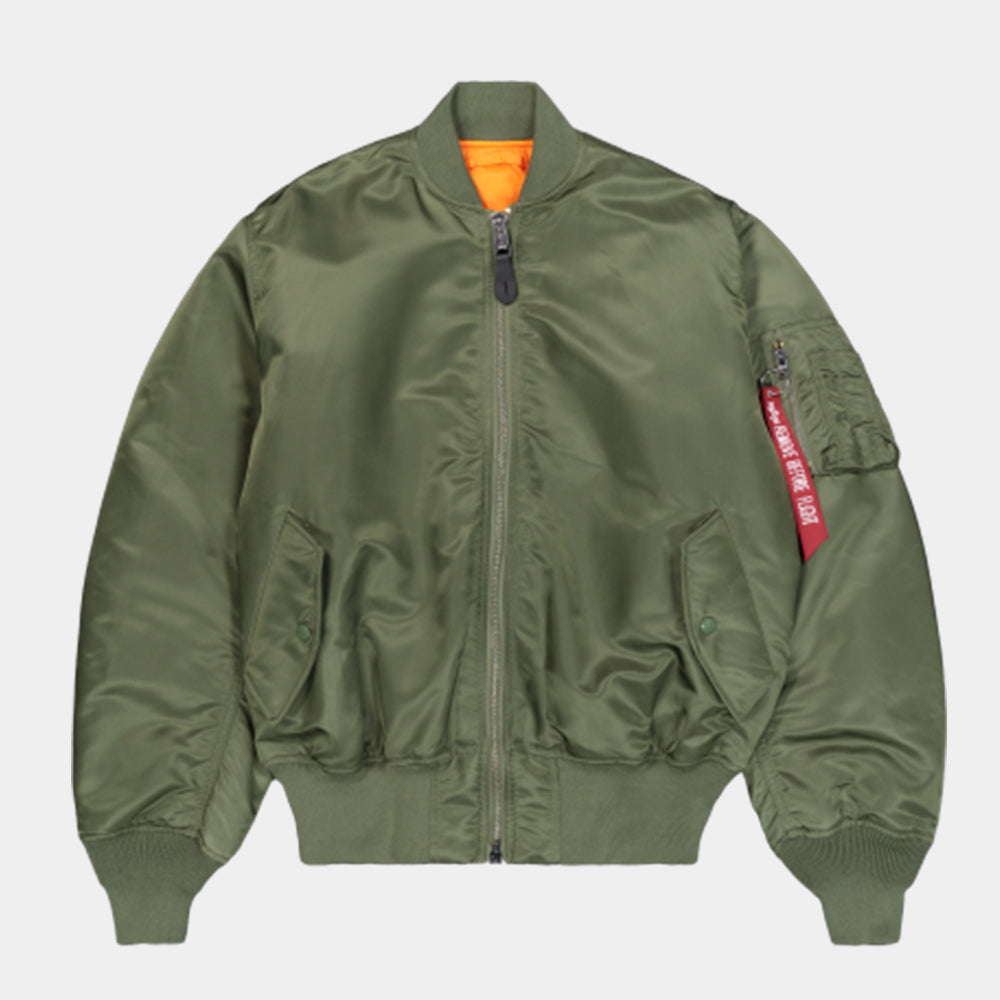 “Alpha Industries MA-1 (HERITAGE) Bomberjacke in Sage Green, aus robustem Nylon, mit orangefarbenem Innenfutter und ikonischem Ärmeltaschen-Design.“