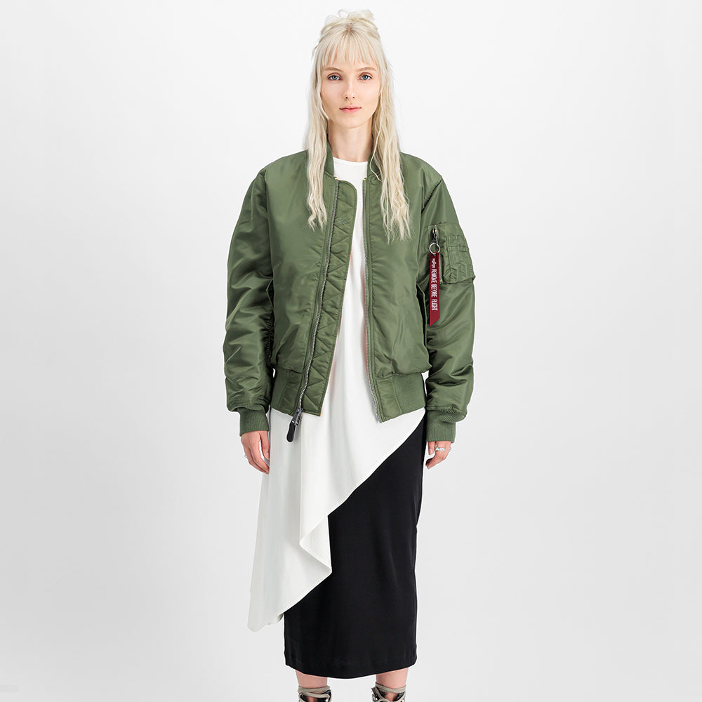 “Alpha Industries MA-1 (HERITAGE) Bomberjacke in Sage Green, aus robustem Nylon, mit orangefarbenem Innenfutter und ikonischem Ärmeltaschen-Design.“