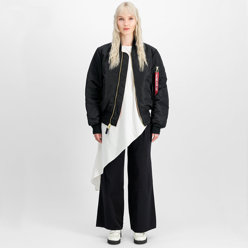 “Alpha Industries MA-1 (HERITAGE) Bomberjacke in Schwarz, aus robustem Nylon, mit ikonischem Flight-Tag am Ärmel und gestepptem orangenem Innenfutter.“