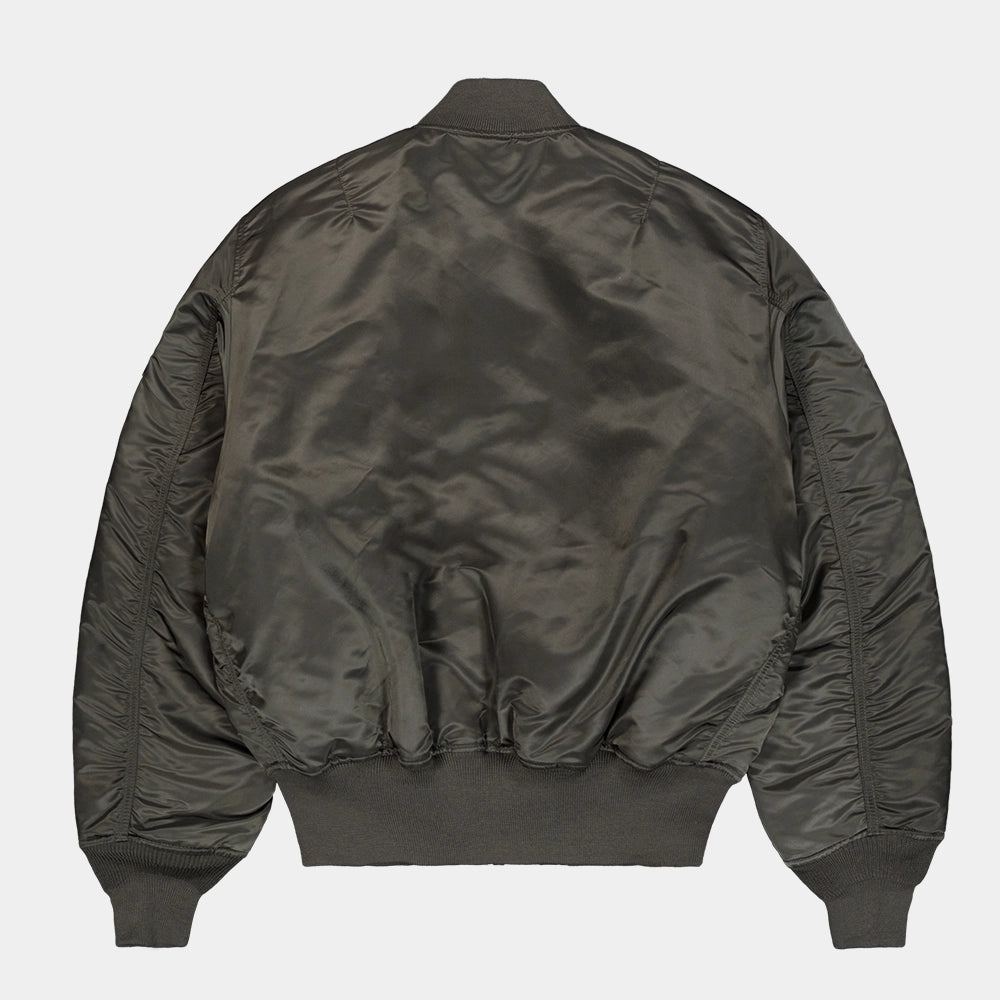 “Alpha Industries MA-1 (HERITAGE) Bomberjacke in Rep. Grey, aus Flight Nylon mit orangefarbenem Innenfutter bei Stickabush Berlin.“