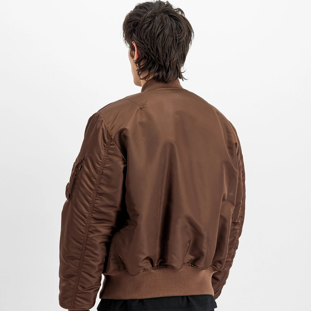 Alpha Industries MA-1 Heritage Bomberjacke in Powder Brown – Rueckansicht am Model im STICKABUSH Online-Shop