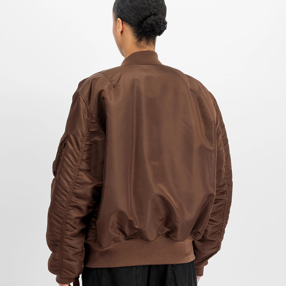 Alpha Industries MA-1 Heritage Bomberjacke in Powder Brown – Rueckansicht am Model im STICKABUSH Online-Shop