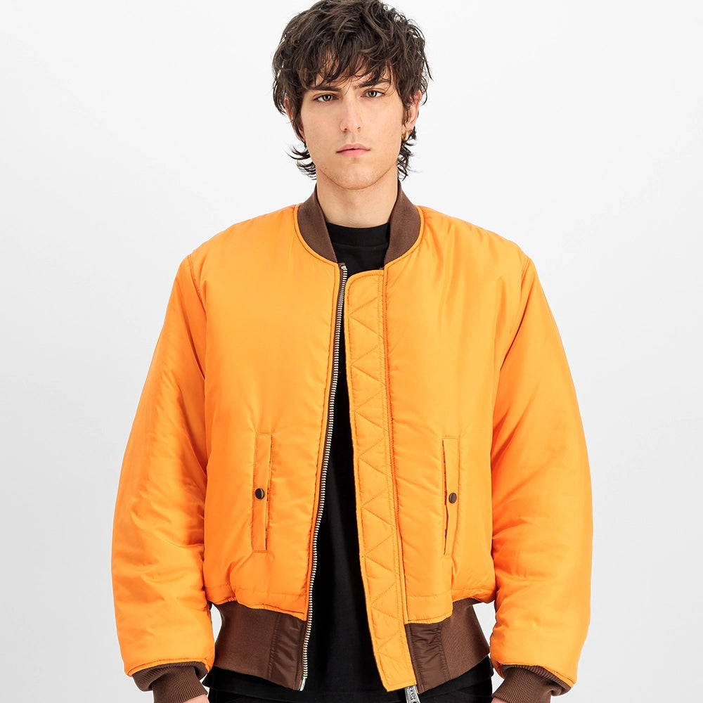 Alpha Industries MA-1 Heritage Bomberjacke in Powder Brown – Reverse Frontansicht am Model im STICKABUSH Online-Shop