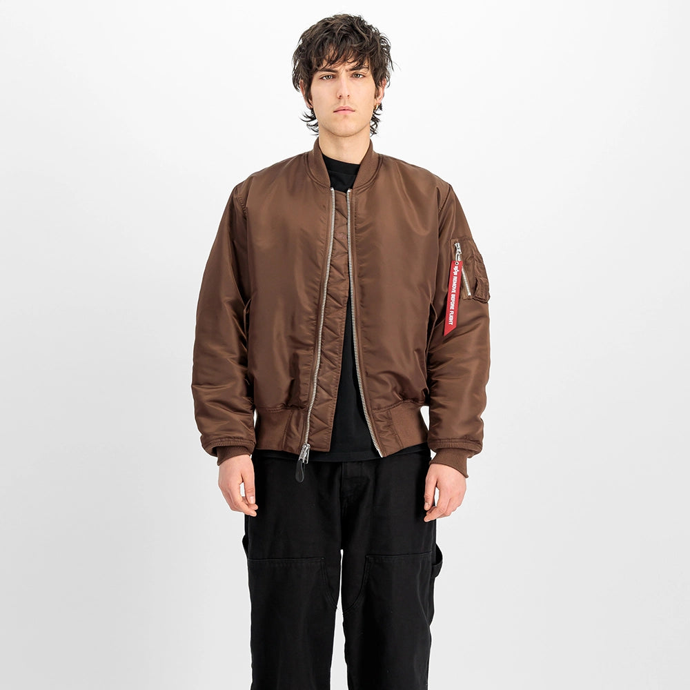 Alpha Industries MA-1 Heritage Bomberjacke in Powder Brown – Frontansicht am Model im STICKABUSH Online-Shop