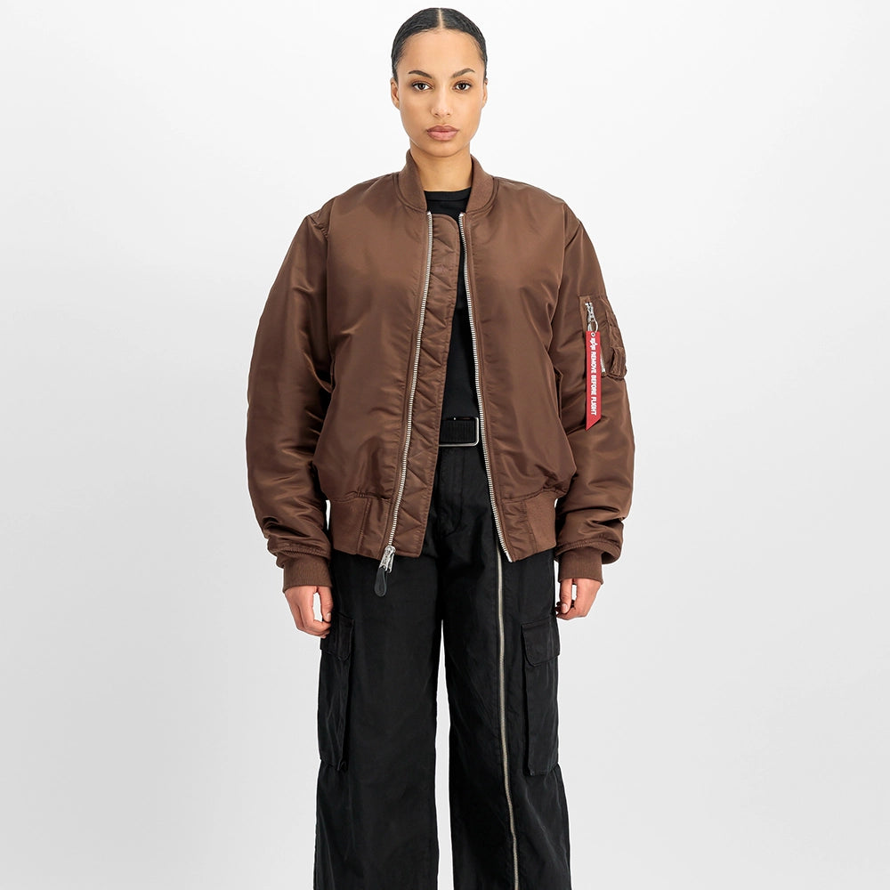 Alpha Industries MA-1 Heritage Bomberjacke in Powder Brown – Frontansicht am Model im STICKABUSH Online-Shop
