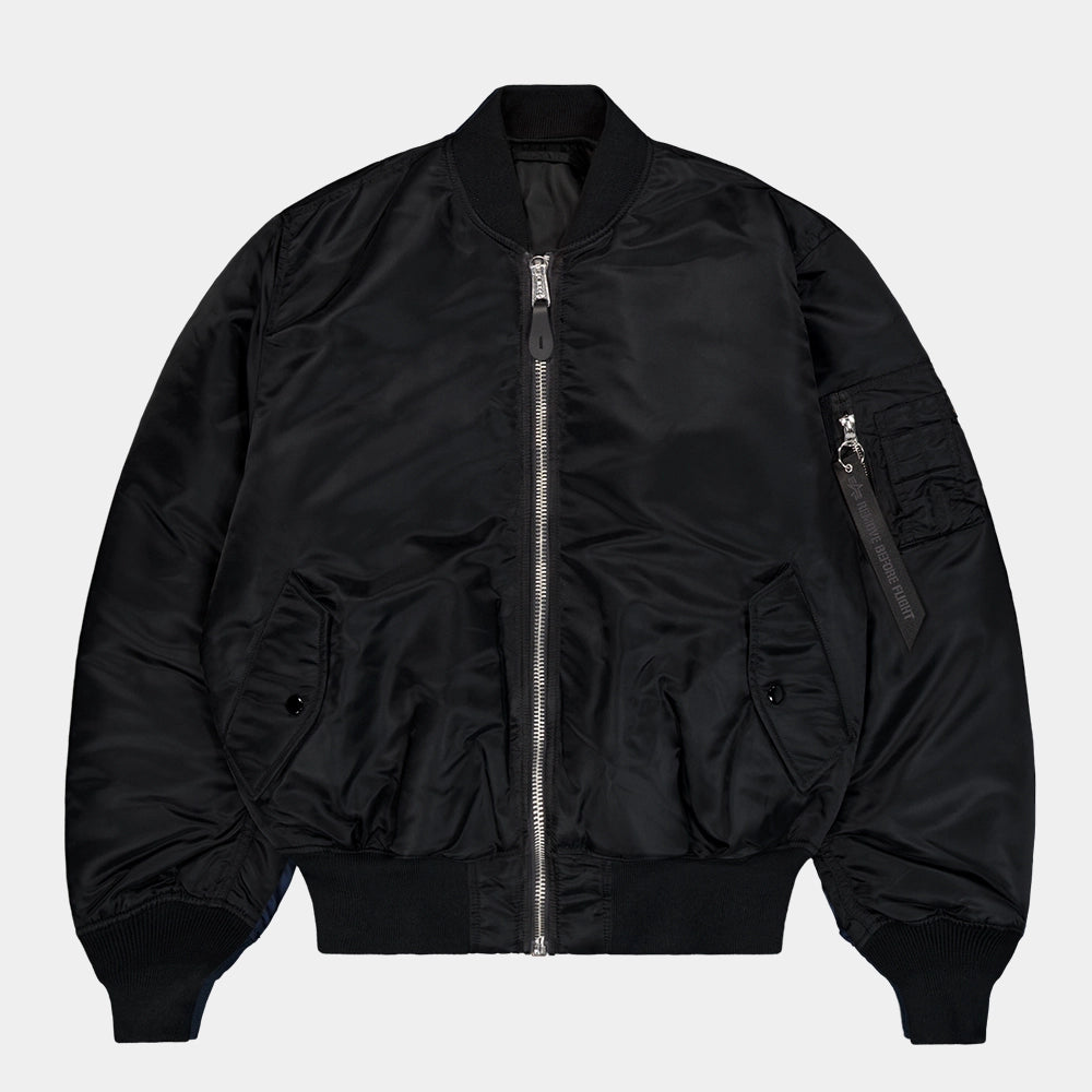 Alpha Industries MA-1 Heritage Bomberjacke in All Black mit silbernem Reißverschluss – Frontansicht im STICKABUSH Online-Shop