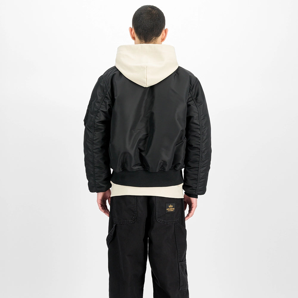 Alpha Industries MA-1 Heritage Bomberjacke in All Black mit silbernem Reißverschluss – Rueckansicht am Model im STICKABUSH Online-Shop