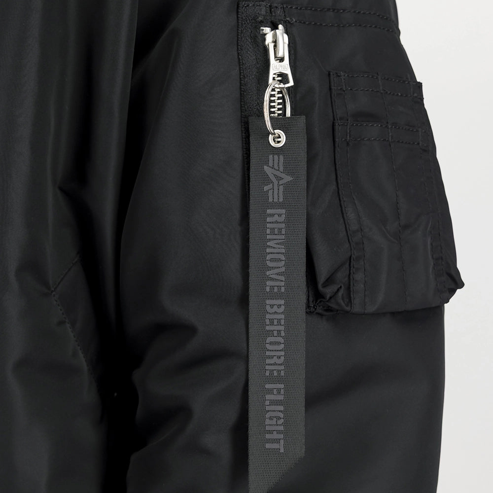 Alpha Industries MA-1 Heritage Bomberjacke in All Black mit silbernem Reißverschluss – Detailansicht im STICKABUSH Online-Shop