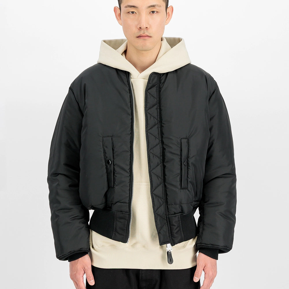 Alpha Industries MA-1 Heritage Bomberjacke in All Black mit silbernem Reißverschluss – Frontansicht Reverse am Model im STICKABUSH Online-Shop
