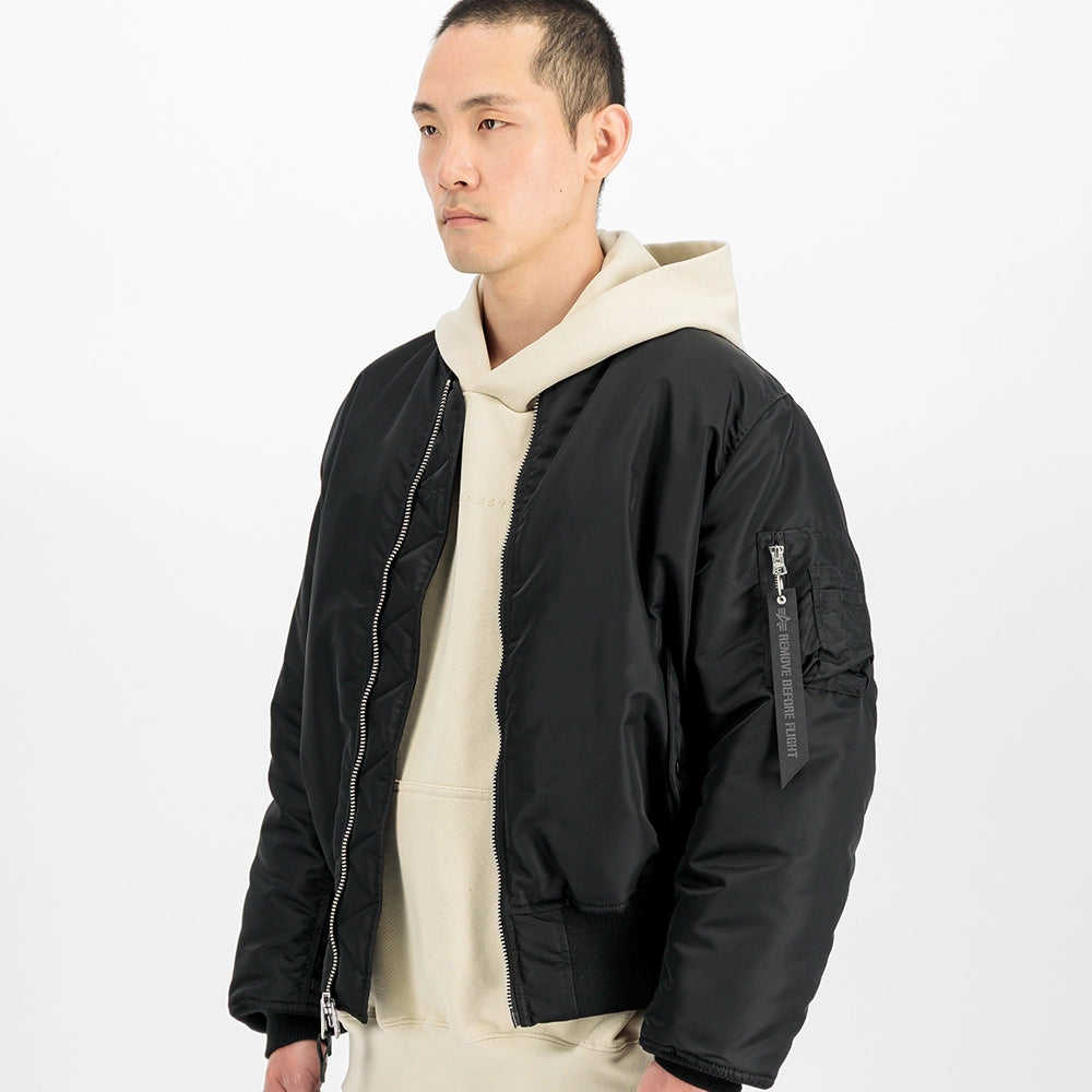 Alpha Industries MA-1 Heritage Bomberjacke in All Black mit silbernem Reißverschluss – Seitenansicht im STICKABUSH Online-Shop
