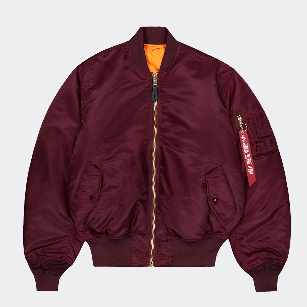 “Alpha Industries MA-1 Bomberjacke in Weinrot. Robuste Jacke aus Flight Nylon, mit orangefarbenem Innenfutter und Utility-Pocket am Ärmel bei Stickabush.“