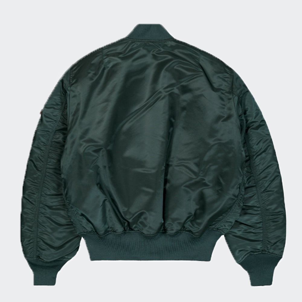 “Alpha Industries MA-1 (HERITAGE) Bomberjacke in Navy Green, aus robustem Nylon, mit orangem Innenfutter und klassischem Blouson-Schnitt bei Stickabush.“
