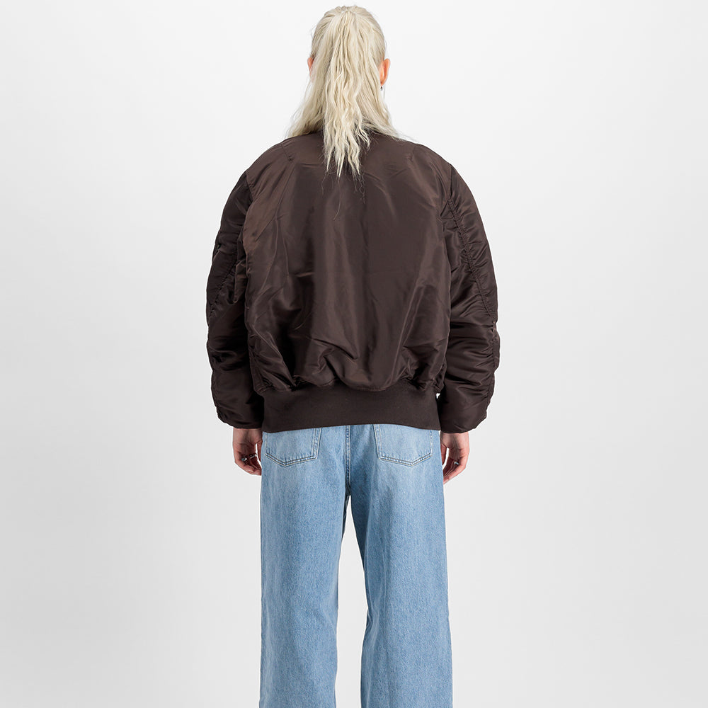 "Alpha Industries MA-1 (HERITAGE) Bomberjacke in Hunter Brown, aus strapazierfähigem Nylon, mit Rippbündchen und ikonischem Flight-Tag am Ärmel."