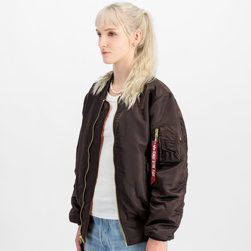 "Alpha Industries MA-1 (HERITAGE) Bomberjacke in Hunter Brown, aus strapazierfähigem Nylon, mit Rippbündchen und ikonischem Flight-Tag am Ärmel."