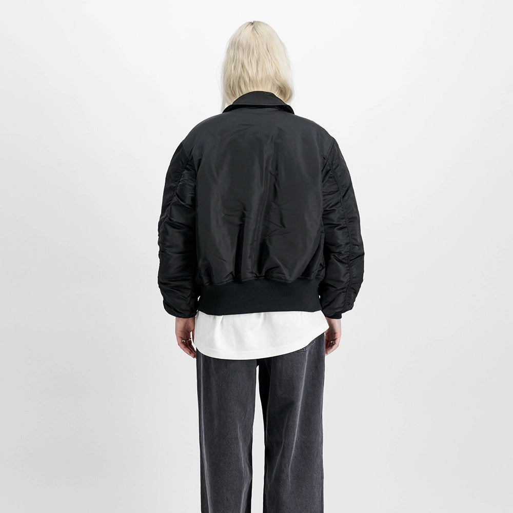 “Schwarze Alpha Industries CWU 45 (HERITAGE) Bomberjacke aus robustem Nylon mit Rippstrickbündchen und Ärmeltasche bei Stickabush Berlin.“