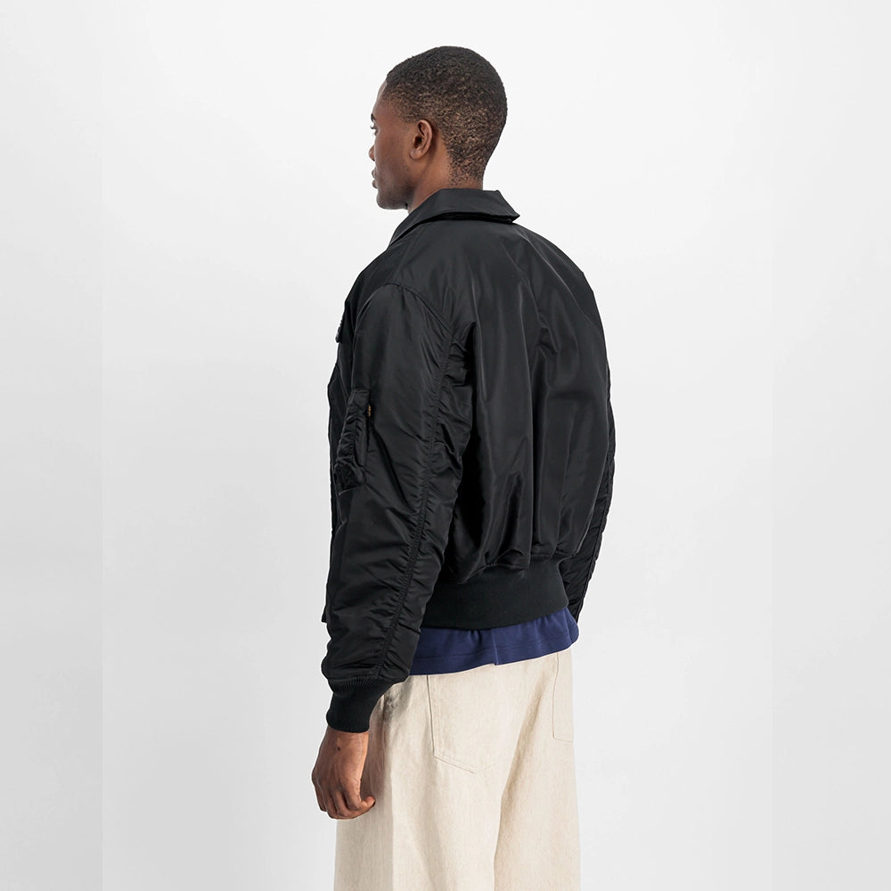 “Schwarze Alpha Industries CWU 45 (HERITAGE) Bomberjacke aus robustem Nylon mit Rippstrickbündchen und Ärmeltasche bei Stickabush Berlin.“