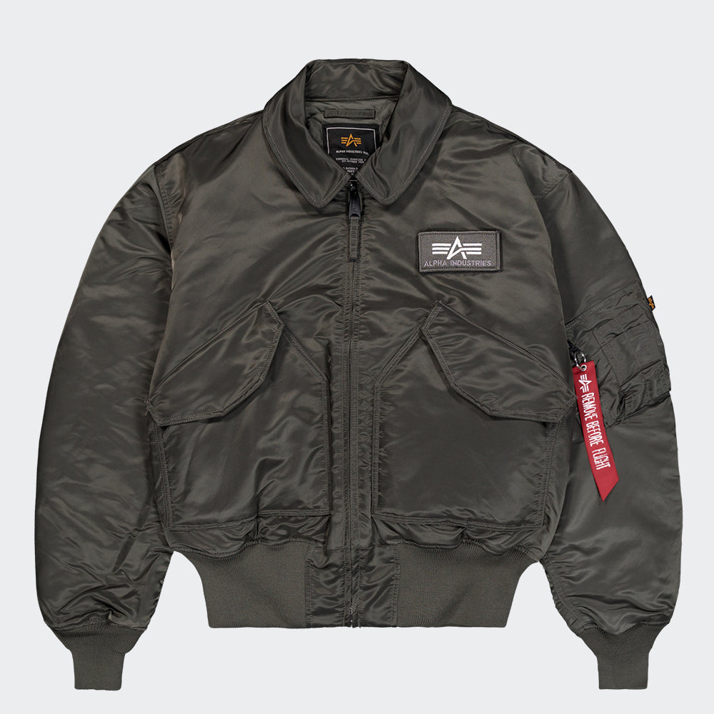 "Alpha Industries CWU 45 (HERITAGE) Bomberjacke in Rep. Grey, aus robustem Nylon, mit Rippbündchen, Reißverschluss und ikonischem Logo-Patch."