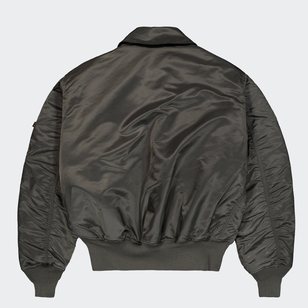"Alpha Industries CWU 45 (HERITAGE) Bomberjacke in Rep. Grey, aus robustem Nylon, mit Rippbündchen, Reißverschluss und ikonischem Logo-Patch."