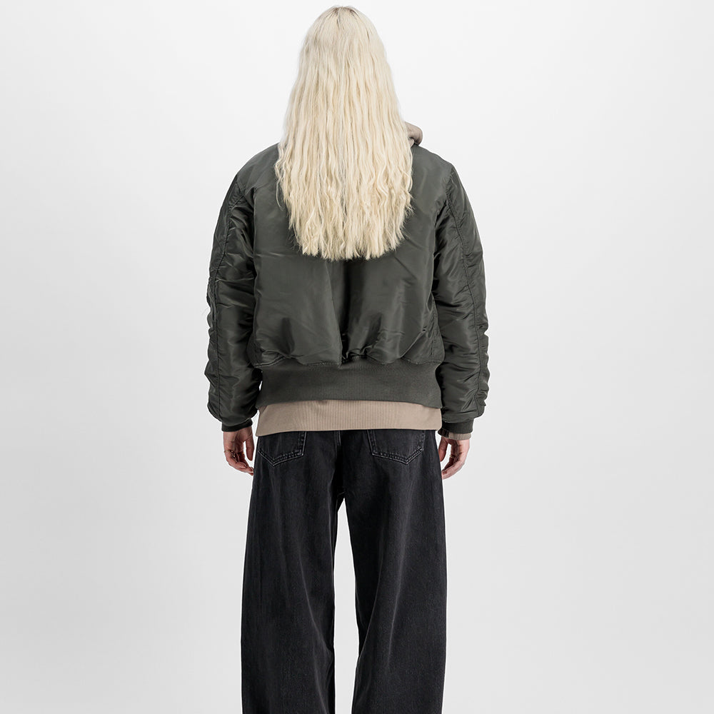 "Alpha Industries CWU 45 (HERITAGE) Bomberjacke in Rep. Grey, aus robustem Nylon, mit Rippbündchen, Reißverschluss und ikonischem Logo-Patch."