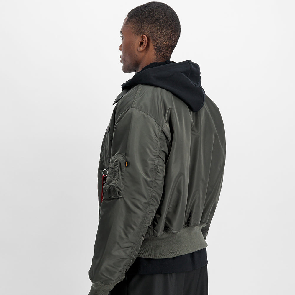"Alpha Industries CWU 45 (HERITAGE) Bomberjacke in Rep. Grey, aus robustem Nylon, mit Rippbündchen, Reißverschluss und ikonischem Logo-Patch."